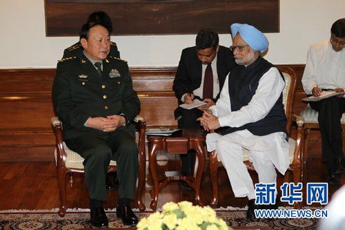 9月4日，在印度首都新德里的總理府，印度總理曼莫漢·辛格（右）會(huì)見中國國務(wù)委員兼國防部長梁光烈。