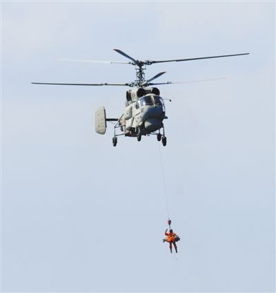 演習(xí)中，搜救直升機(jī)營救“落水人員”