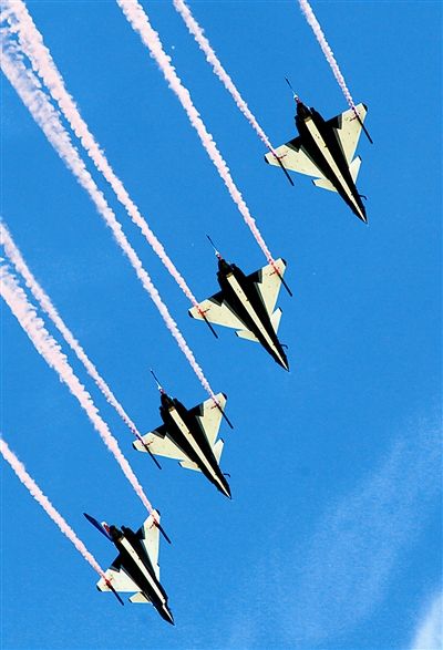 藍(lán)天為紙，6架紅藍(lán)涂裝的殲-10戰(zhàn)機(jī)縱情潑墨寫(xiě)意