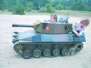 為了讓3歲兒子玩得拉風(fēng)，荷蘭父親9個(gè)月時(shí)間造了這輛坦克。