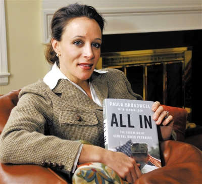 中情局前局長彼得雷烏斯情婦、傳記作家布羅德維爾