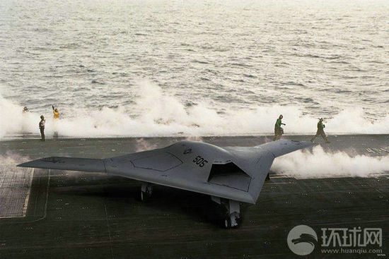 資料圖：X-47B無(wú)人機(jī)在林肯號(hào)航母上進(jìn)行系統(tǒng)連接測(cè)試。