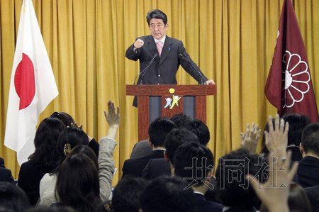 12月17日，日本自民黨總裁安倍晉三17日在黨總部會(huì)見記者，表示考慮與日本維新會(huì)和眾人之黨攜手修改憲法。