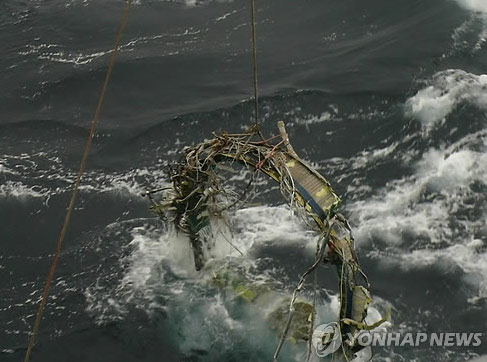 韓國防部23日表示，于本月21日又打撈了三塊朝鮮遠程火箭“銀河3”號的殘骸，打撈地點在之前打撈一級火箭氧化劑桶附近1-2公里海域內(nèi)。（圖片來源：韓聯(lián)社）