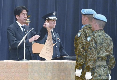 20日，日本首相安倍晉三向回國的戈蘭高地維和自衛(wèi)隊(duì)遞交政府獎(jiǎng)狀。安倍在儀式上稱，近年“日本周邊的安全保障環(huán)境更加嚴(yán)峻”，為此將修改《防衛(wèi)計(jì)劃大綱》，進(jìn)一步加強(qiáng)日美同盟。