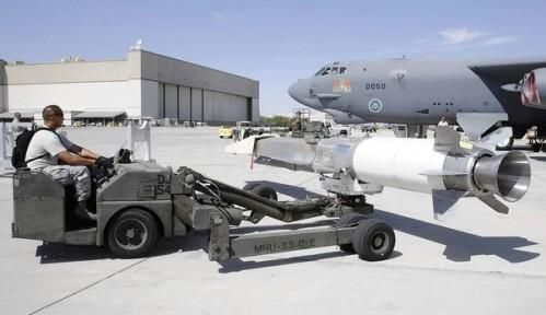 資料圖：美軍嘗試將“X-51 Wave Rider”飛行器掛在一架“B-52”轟炸機(jī)下，發(fā)射升空。