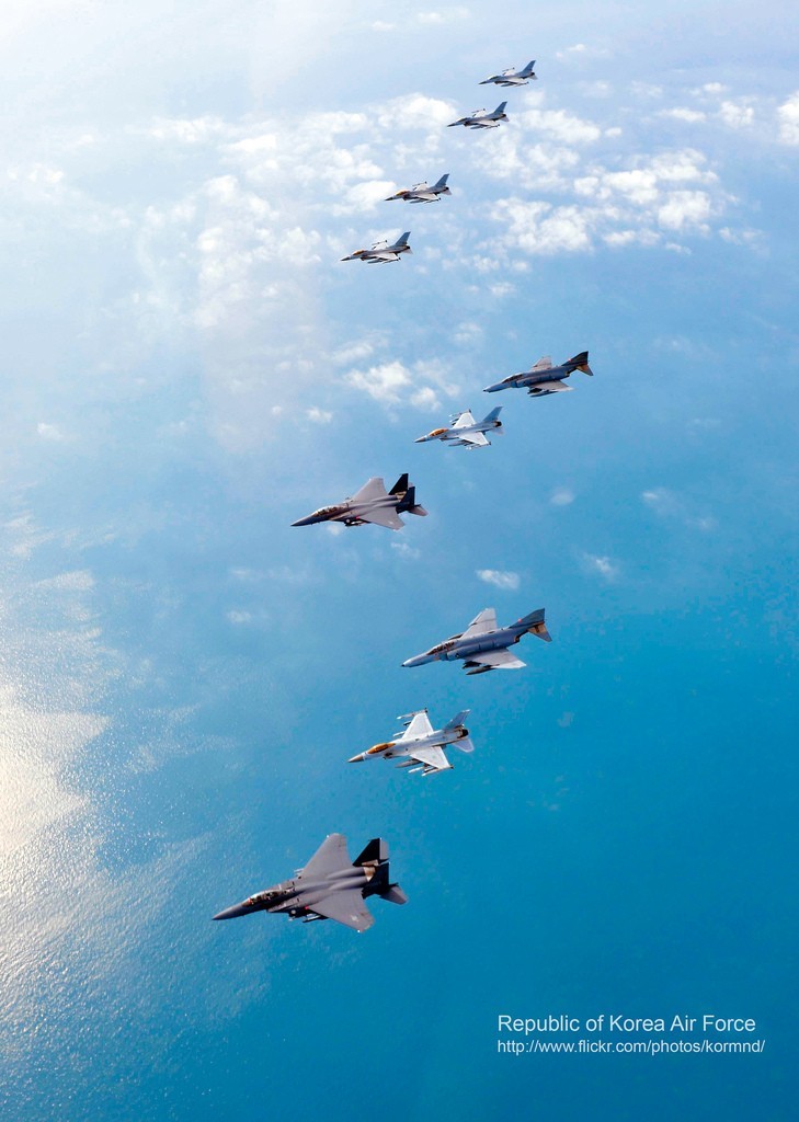 圖為韓空軍KF-16戰(zhàn)機、F-4戰(zhàn)機、F-15K兩代三型戰(zhàn)機編隊升空練作戰(zhàn)。