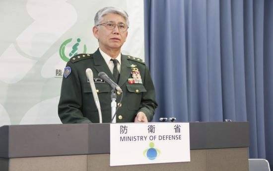 2月21日下午2點(diǎn)，日本陸上自衛(wèi)隊(duì)參謀長君塚榮治在防衛(wèi)省會見記者