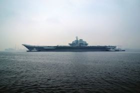 2月26日上午，中國海軍“遼寧艦”從大連港駛出，這是“遼寧艦”2013年首次出海。圖/CFP