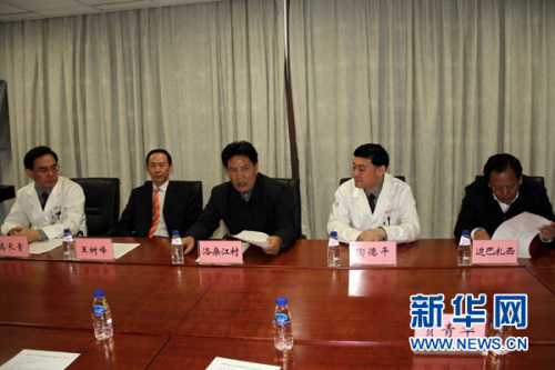 西藏自治區(qū)政府主席洛桑江村(左三)、副主席邊巴扎西(右一)一行來到解放軍總醫(yī)院，向牽頭“慈善援藏”救助活動(dòng)的解放軍總醫(yī)院醫(yī)護(hù)人員表達(dá)謝意并贈(zèng)送牌匾。蔡琳琳 攝