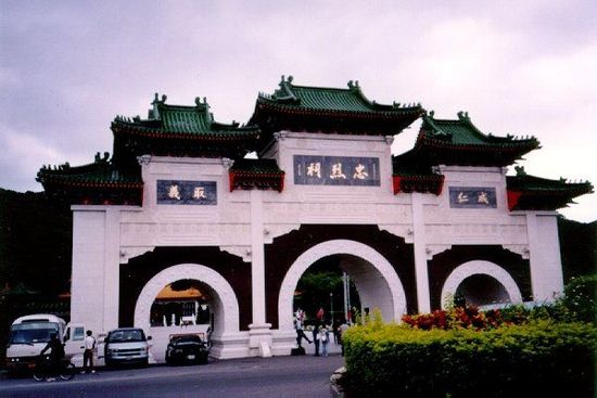 位于臺(tái)北的忠烈祠供奉著從孫中山革命，到抗日戰(zhàn)爭(zhēng)，解放戰(zhàn)爭(zhēng)所有陣亡國(guó)民黨士兵的靈位。