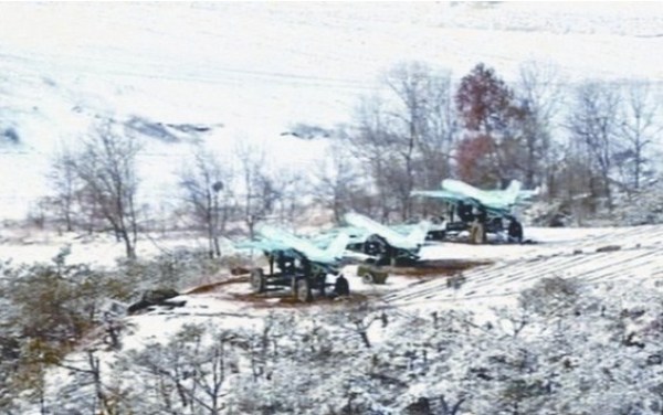 朝鮮公開的照片顯示，在三輛牽引車輛上各自搭載了一架無人機(jī)。