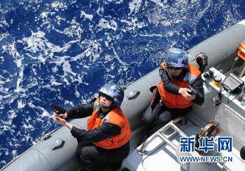 　3月28日，十余名臨檢拿捕隊(duì)員乘小艇駛至模擬可疑商船下方水面。