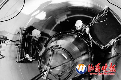 美國空軍人員將一枚“民兵3”型洲際彈道導(dǎo)彈導(dǎo)入制導(dǎo)設(shè)備。