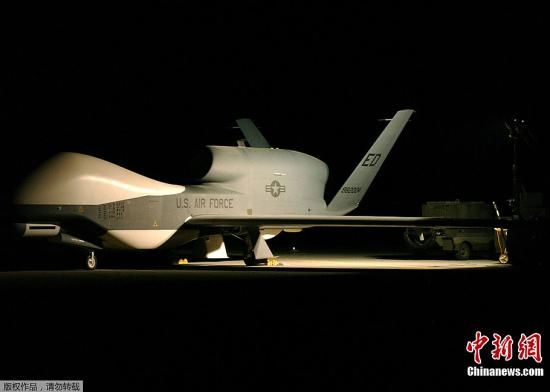 2006年2月17日，美國(guó)“全球鷹”RQ-4A無(wú)人機(jī)在秘密地點(diǎn)飛行。