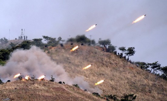 資料圖：朝鮮炮兵在進行火力演習。