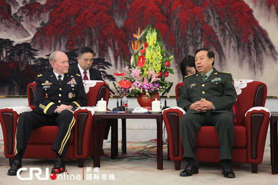 　中央軍委副主席范長龍上將（右）會(huì)見美軍參聯(lián)會(huì)主席鄧普西上將。