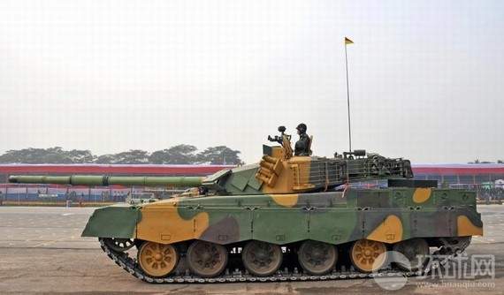 原文配圖：MBT-2000坦克參加孟加拉國閱兵。