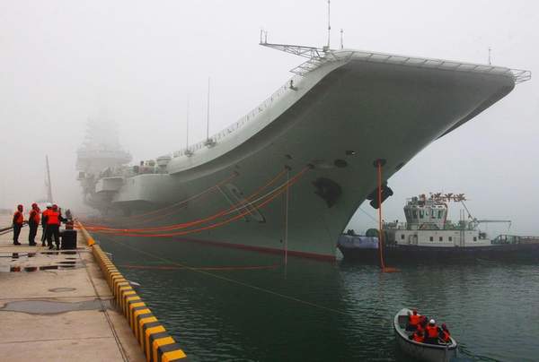 資料圖：遼寧艦停泊軍港。