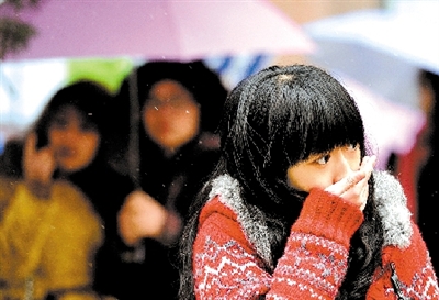 大學(xué)路附近，一位美女冷得縮起脖子。 晚報記者 馬健 圖