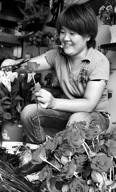 8月21日，內(nèi)黃縣一家鮮花店的工作人員正在包裝鮮花。