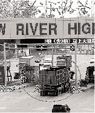 一輛6軸大貨車(chē)闖關(guān)上橋