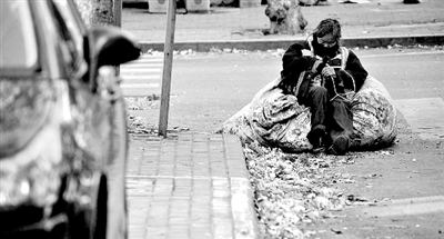 她靠在裝滿樹(shù)葉的大袋子上瞇了一會(huì)。