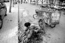 他不停清理著路邊的樹(shù)葉。