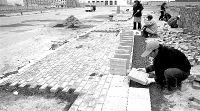 端午路正在鋪設(shè)人行道道磚，進(jìn)行工程收尾。