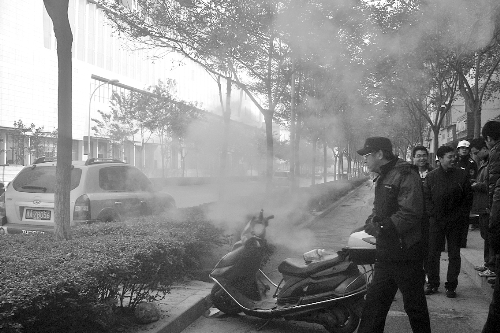 暖氣管爆裂，熱水熱氣從花壇中噴出。