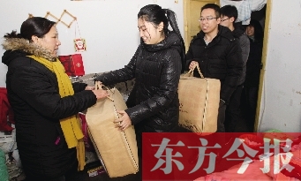 　“愛(ài)有所衣”匯聚愛(ài)心 溫暖低保家庭