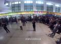 火車站候車大廳紅歌快閃迎國慶！百人互動，震撼現(xiàn)場嗨翻天！
