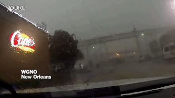 好可怕！大風(fēng)把火車(chē)從橋上吹了下來(lái)