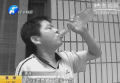 男子愛(ài)酗酒 一口氣一瓶