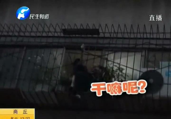 老人閑悶 爬陽臺(tái)被卡