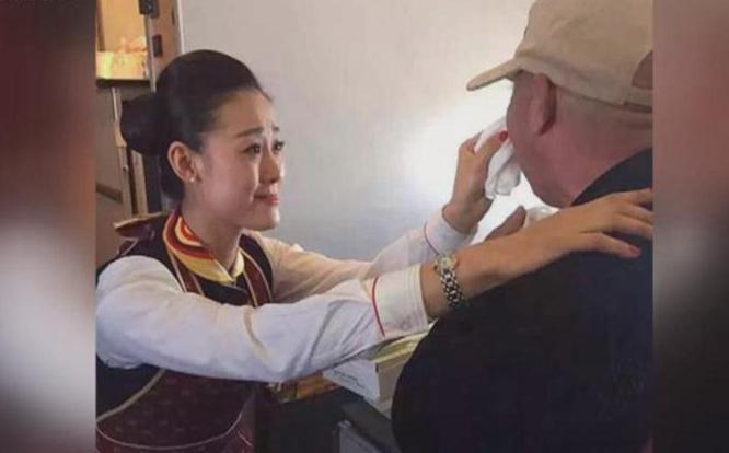 贊！空姐跪地喂河南老人吃飯