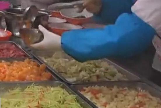 食堂驚現(xiàn)黑暗料理 學生：特好吃