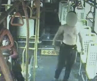 上車光膀子 這是要干啥？