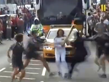 驚魂一幕！不速之客搶奧運(yùn)火炬遭安保摁倒