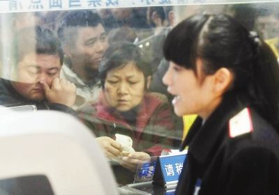 胡娜認真、耐心地向旅客介紹票務(wù)情況