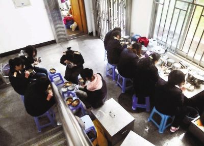 短短半個小時就餐休息時間，售票員們把椅子當(dāng)餐桌，擠在不到20平方米的地方吃飯