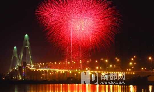  ?？谑忻癯赃^了年夜飯,到西海岸燃放觀賞煙花是近年來興起的一大潮流。