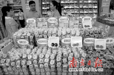 散裝月餅因其實(shí)惠的價(jià)格、豐富的口味而受到市民的青睞。