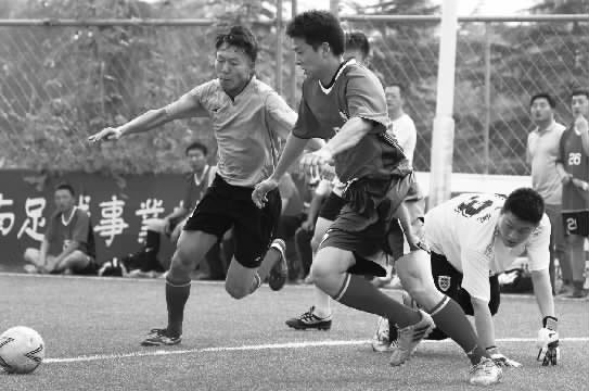 鄭州航院隊與鄭州經(jīng)開正和隊的比賽，可謂是學(xué)生軍和朋友隊之間的強強對決