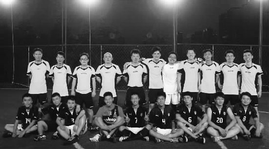 昨晚，東道主東方今報(bào)隊(duì)迎來(lái)了第二個(gè)比賽對(duì)手——財(cái)大數(shù)學(xué)隊(duì)