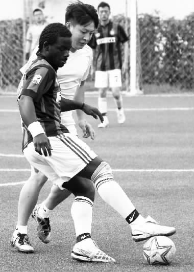 黑人小伙維安雖然沒有進(jìn)球，但其在場上展現(xiàn)出來的個人能力，贏得了對手的稱贊