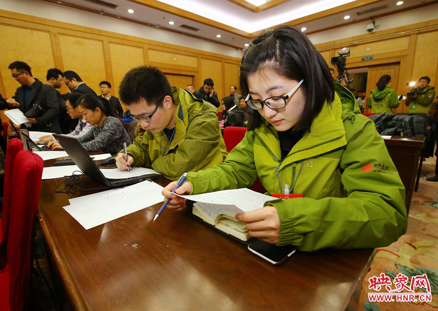 大象融媒映象網記者南樂天在兩會記者會開始前積極準備。