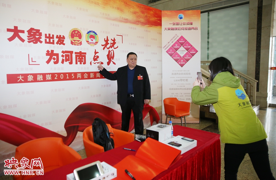 幫代表在大象融媒新聞會客廳留影拍照。