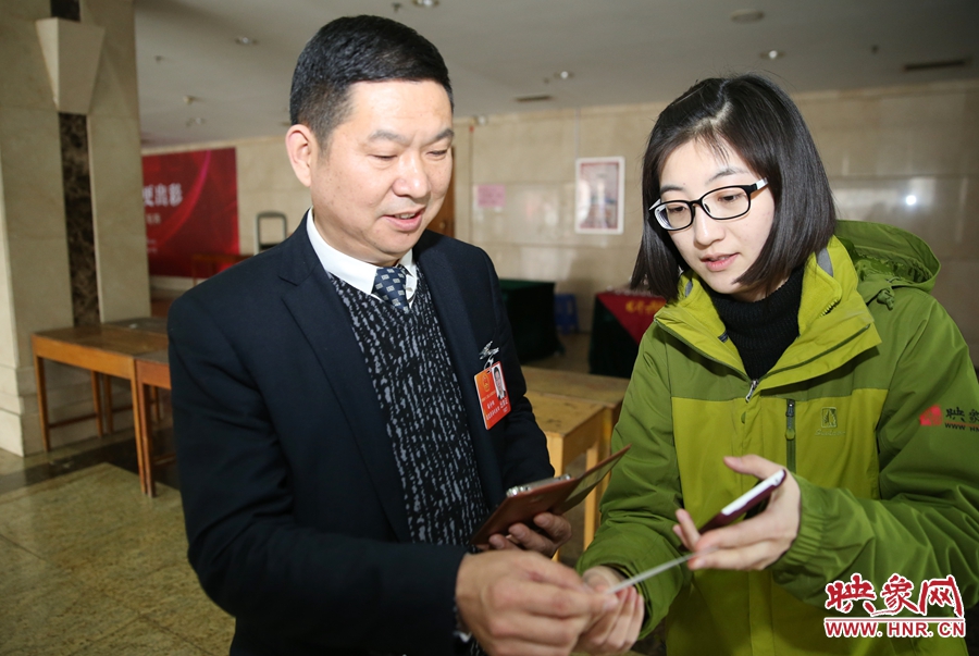 幫代表使用大象融媒映象網微信打印機現(xiàn)場打印照片。