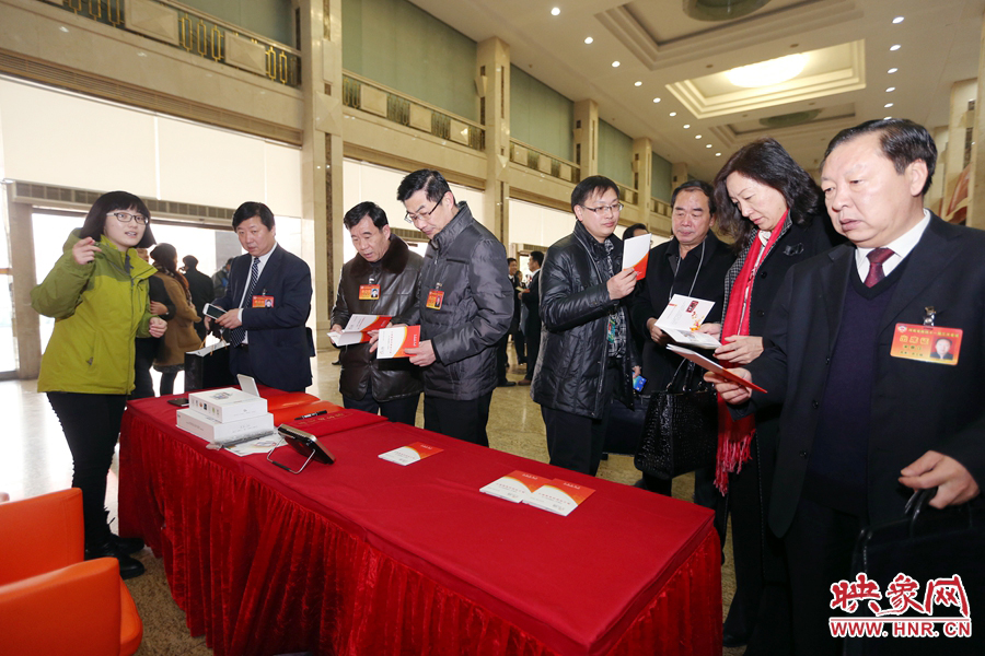 向代表、委員講解大象融媒旗下出品的新聞產品。